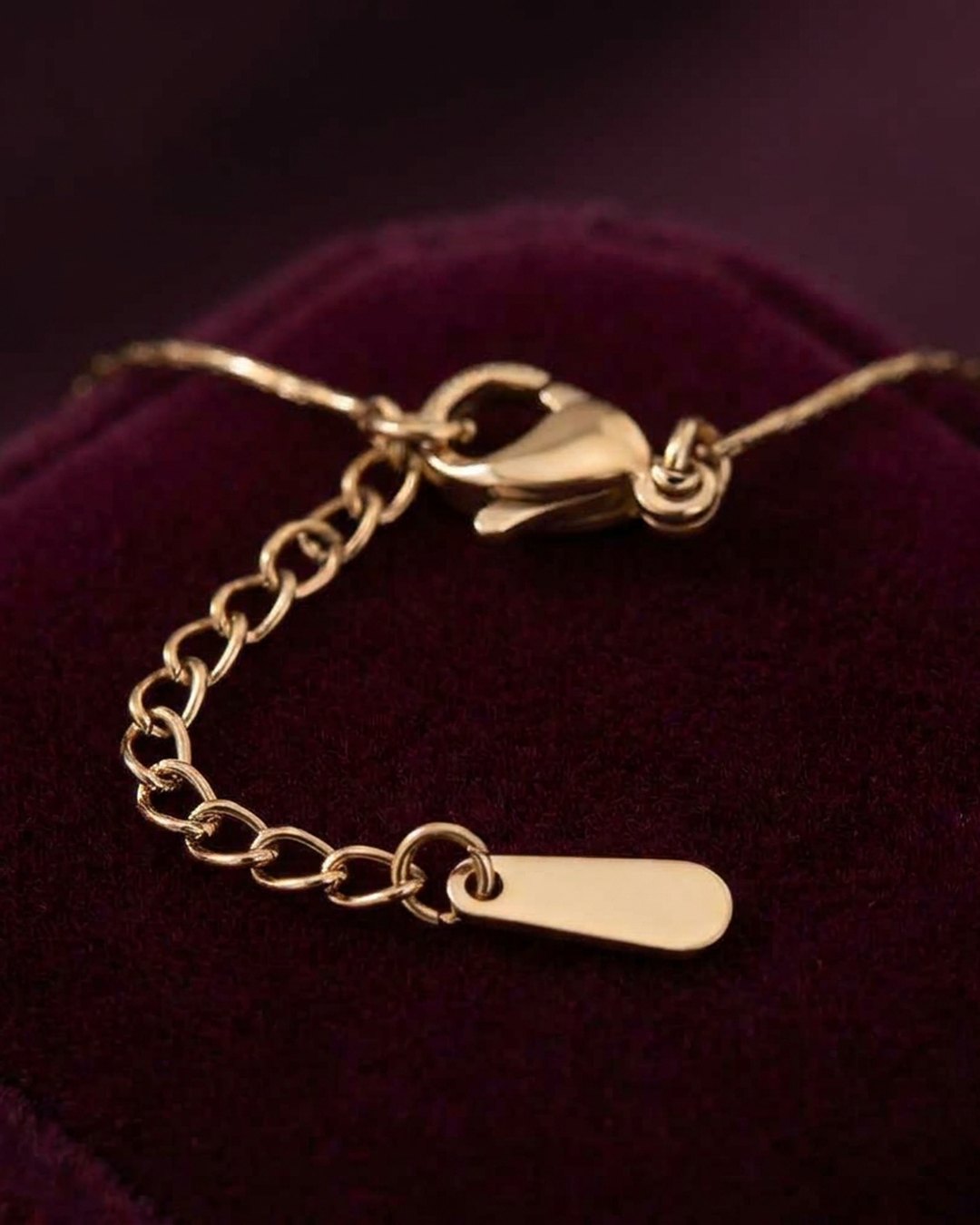 Lobster clasp with extender chain